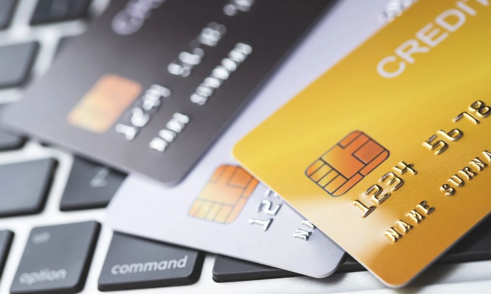 Karty kredytowe leżące na klawiaturze
