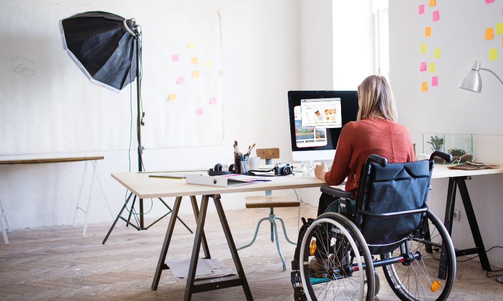 Kobieta na wózku inwalidzkim prowadząca działalność przez internet poprzez sprzedawanie swoich produktów w sklepie internetowym