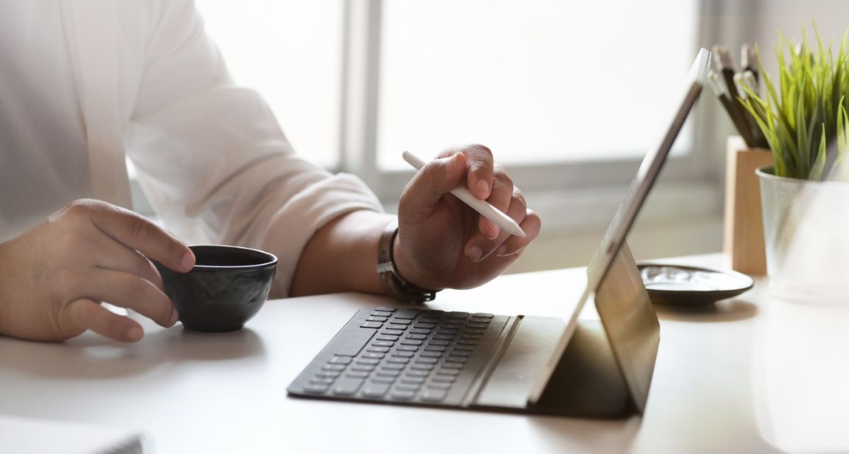 Osoba korzystająca z tabletu za pomocą rysika