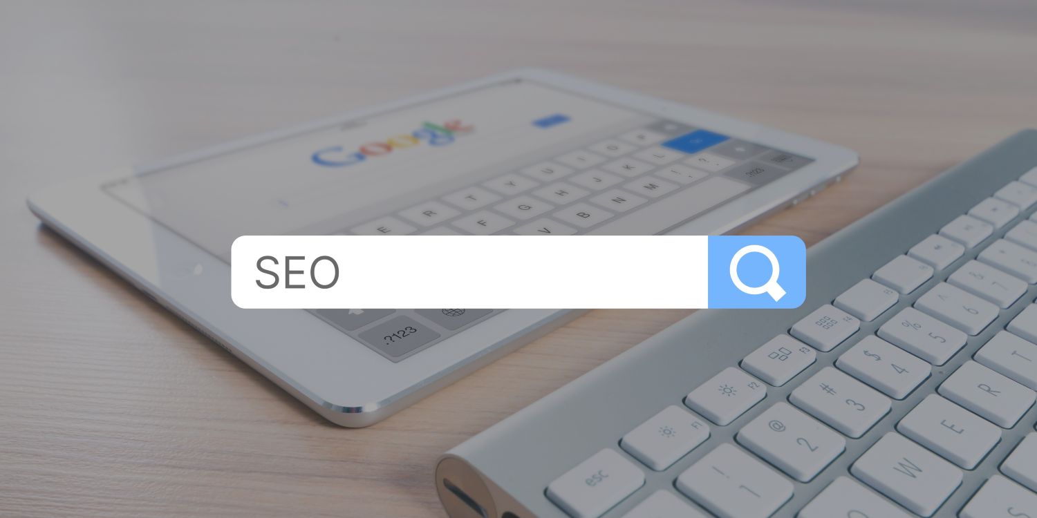 Pasek wyszukiwania z tekstem SEO na tle tableta i klawiatury