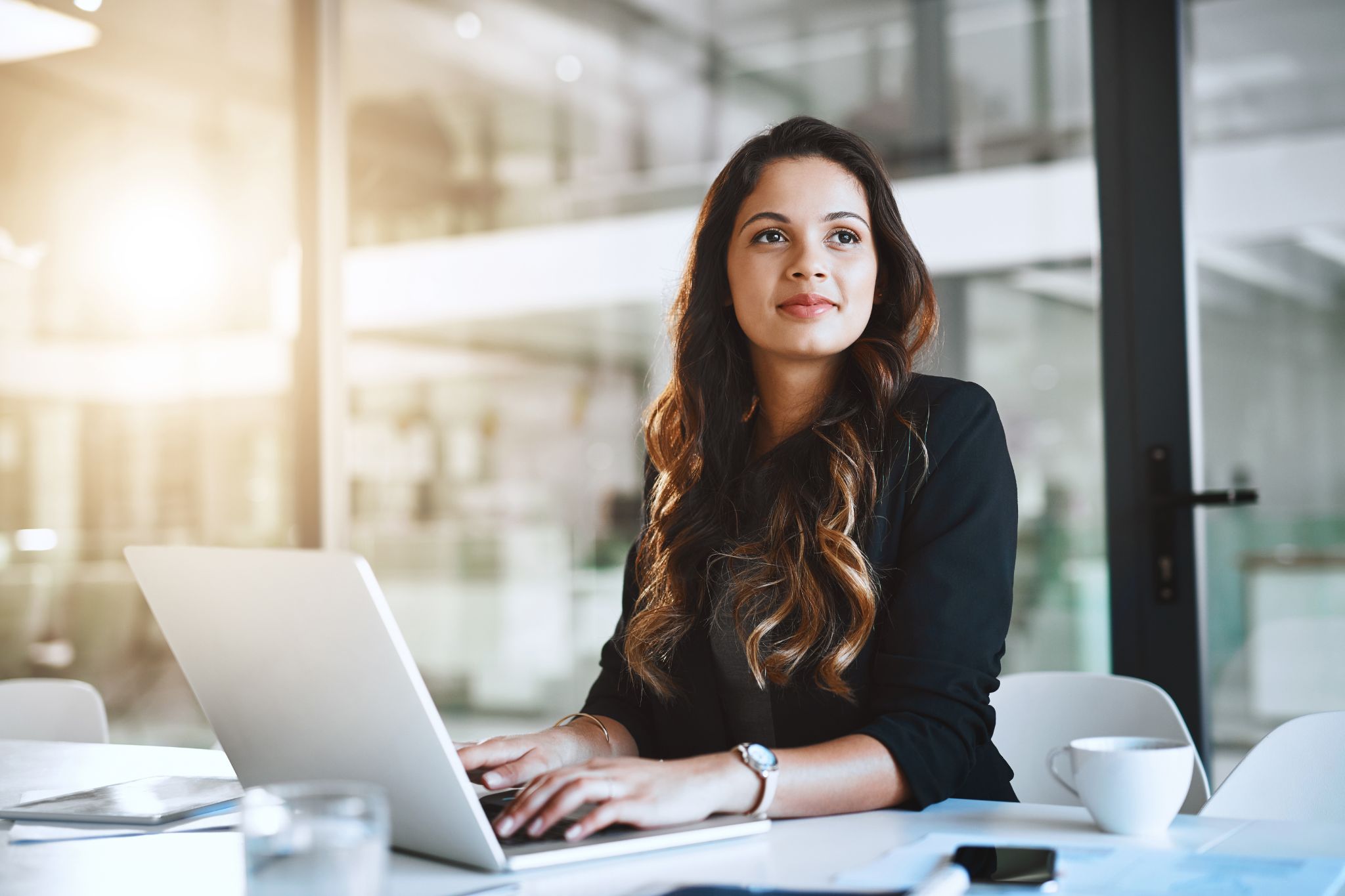 Kobieta pracująca przy komputerze