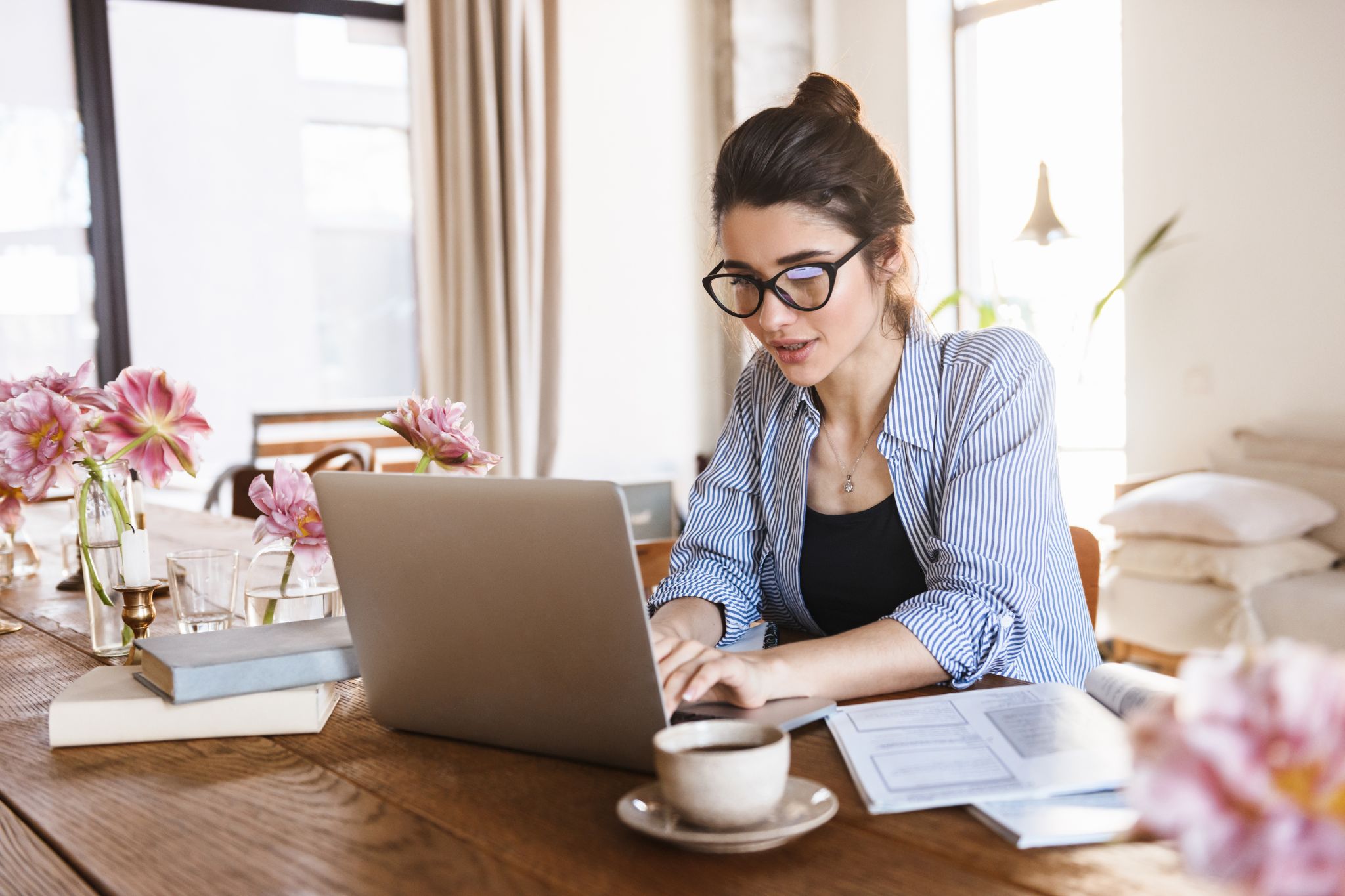 Kobieta korzystająca z laptopa
