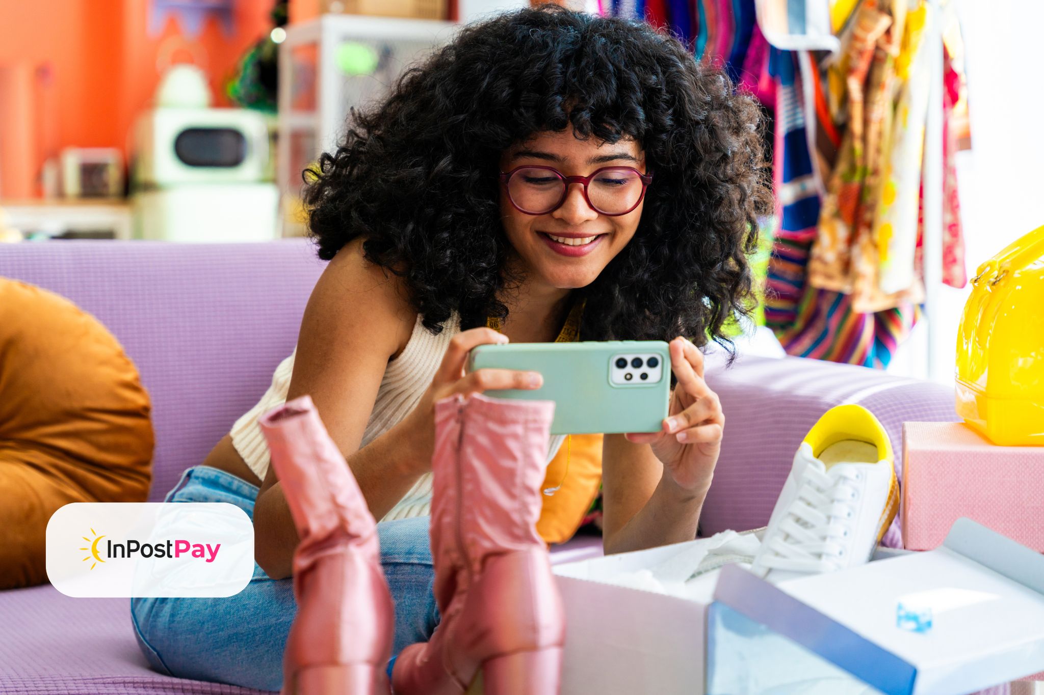 Kobieta trzymająca kartę płatniczą w ręce