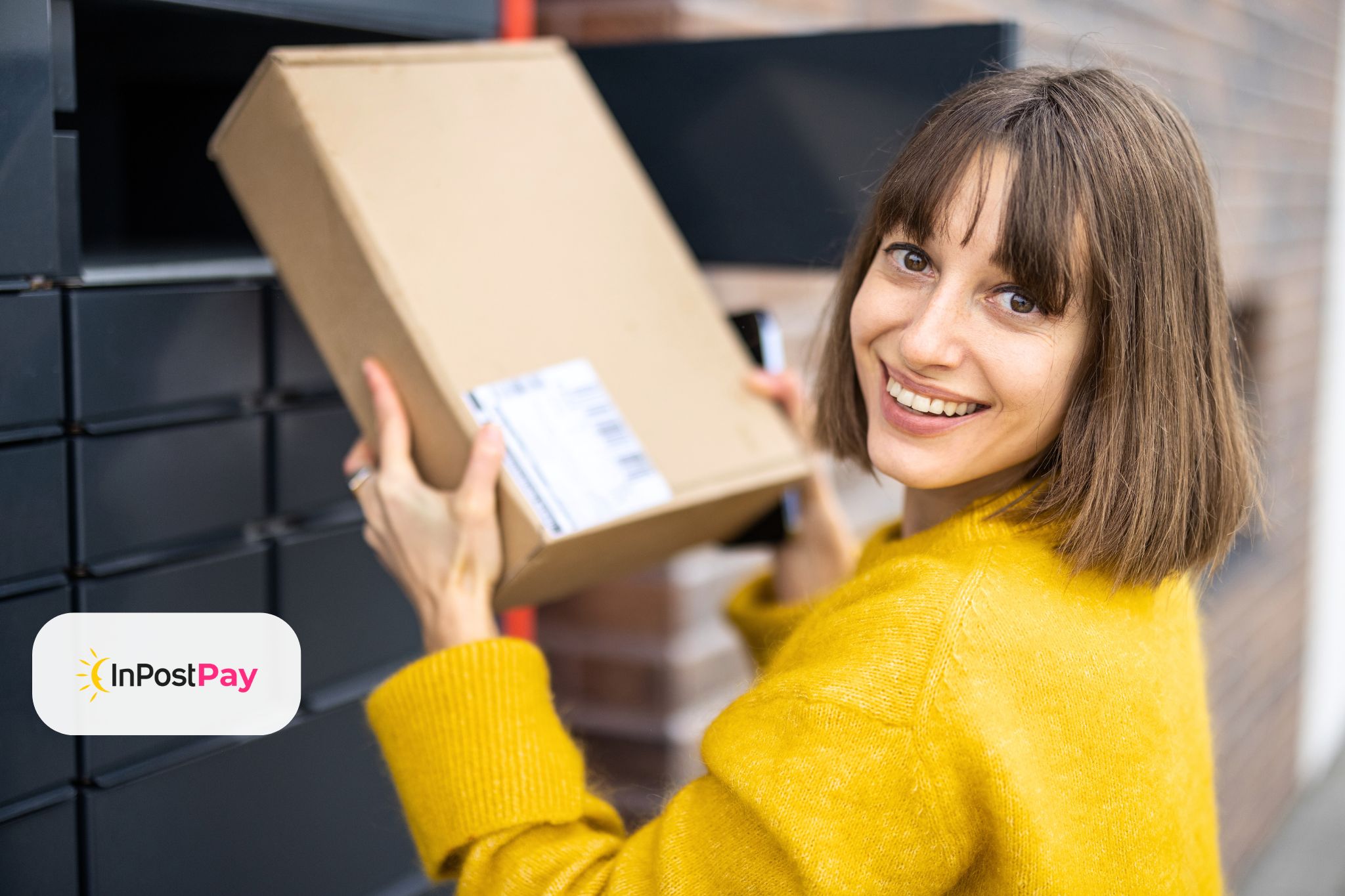Kobieta odbierająca paczkę z paczkomatu