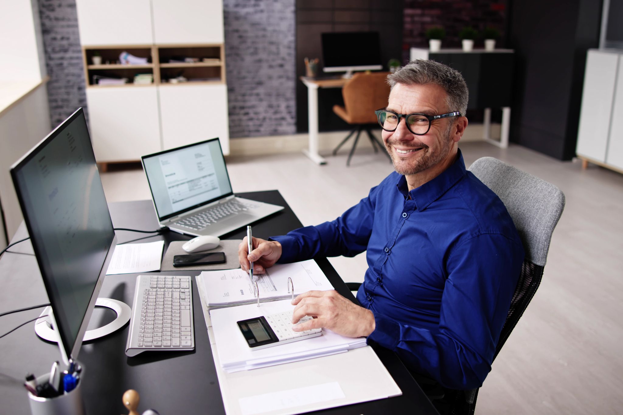 Mężczyzna pracujący przy biurku