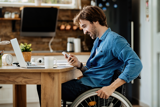 Uśmiechnięty chłop sprawdza telefon