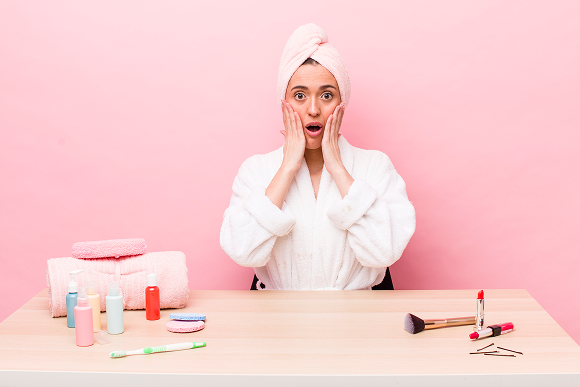Kobieta z kosmetykami jest zdziwiona