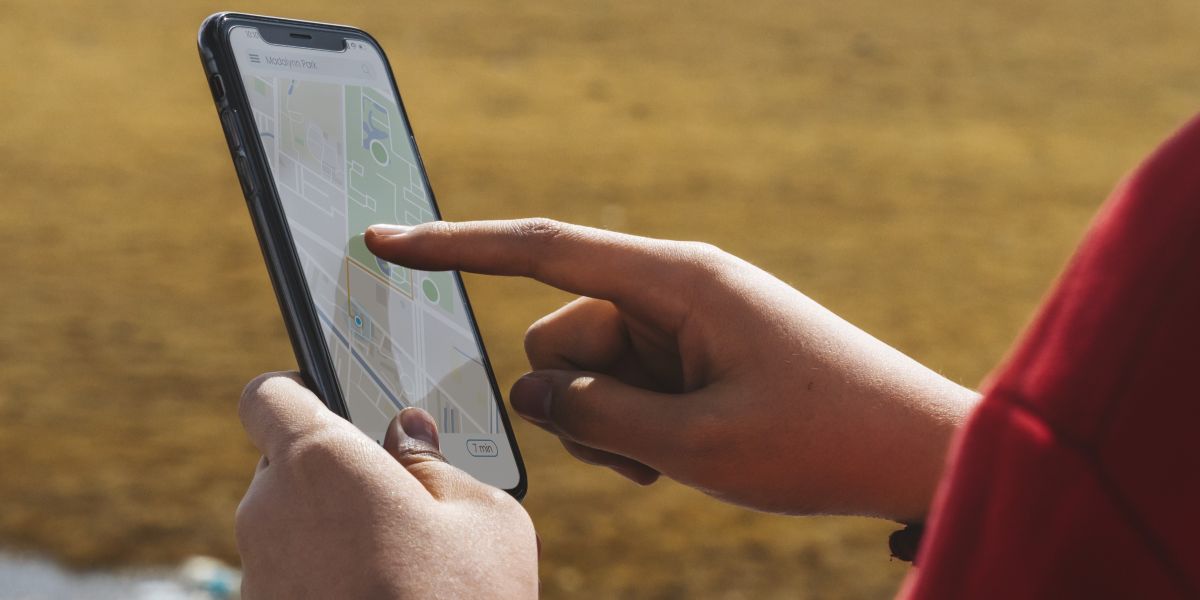 Osoba korzystająca z mapy w telefonie